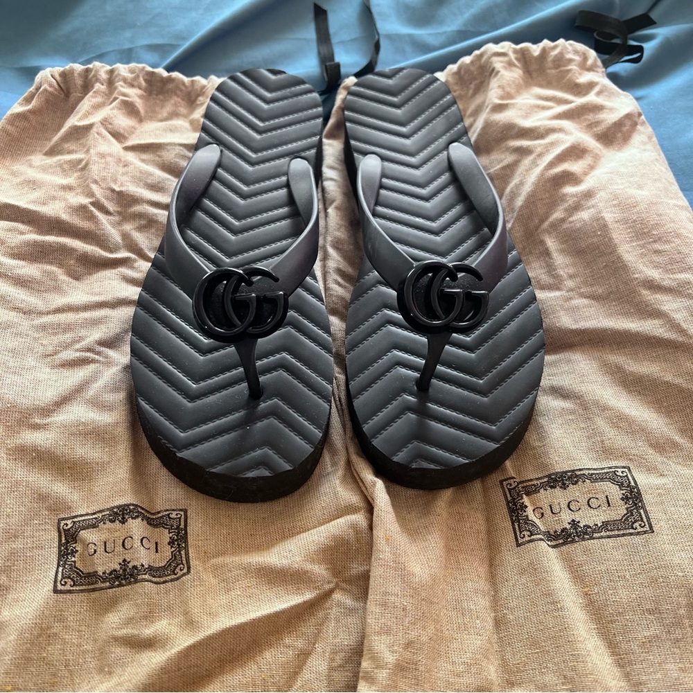 Gucci GG Black Chevron Flip Flops size 39